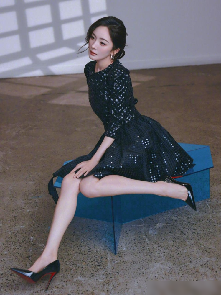 杨幂爆乳，娱乐圈的时尚新风尚