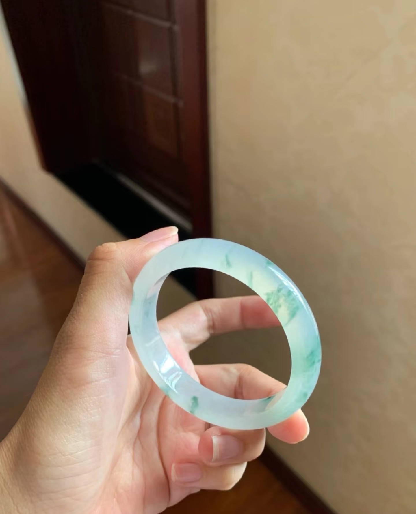 白底青翡翠，天然之美与价值-第2张图片