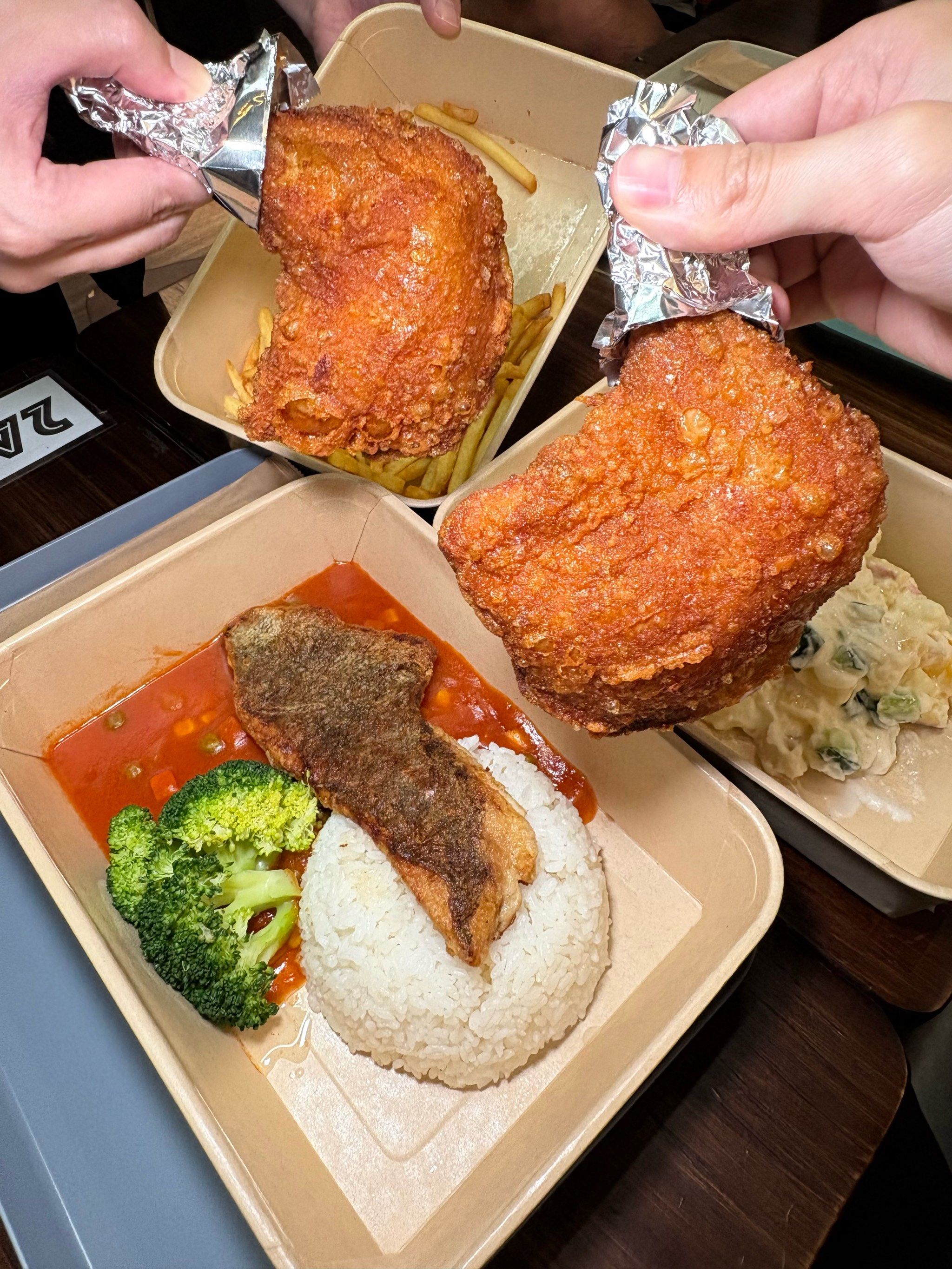 腿再开一点，美食触手可及——探索视频中的扇贝盛宴-第2张图片