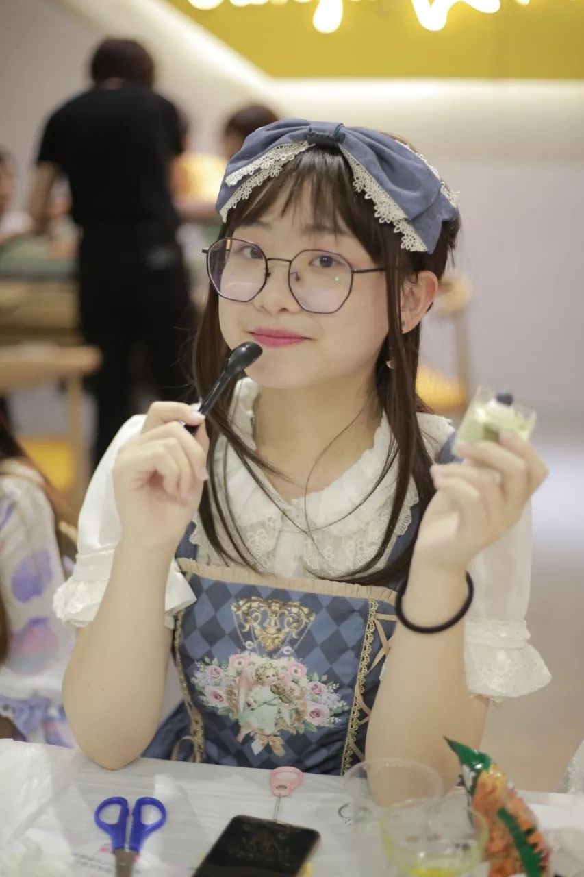 扒开粉嫩小泬，舌尖上的魔法