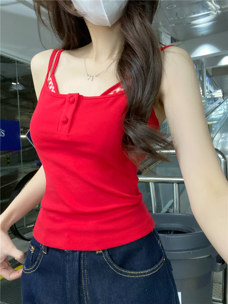 女子上衣褪至胸口袒露-第3张图片