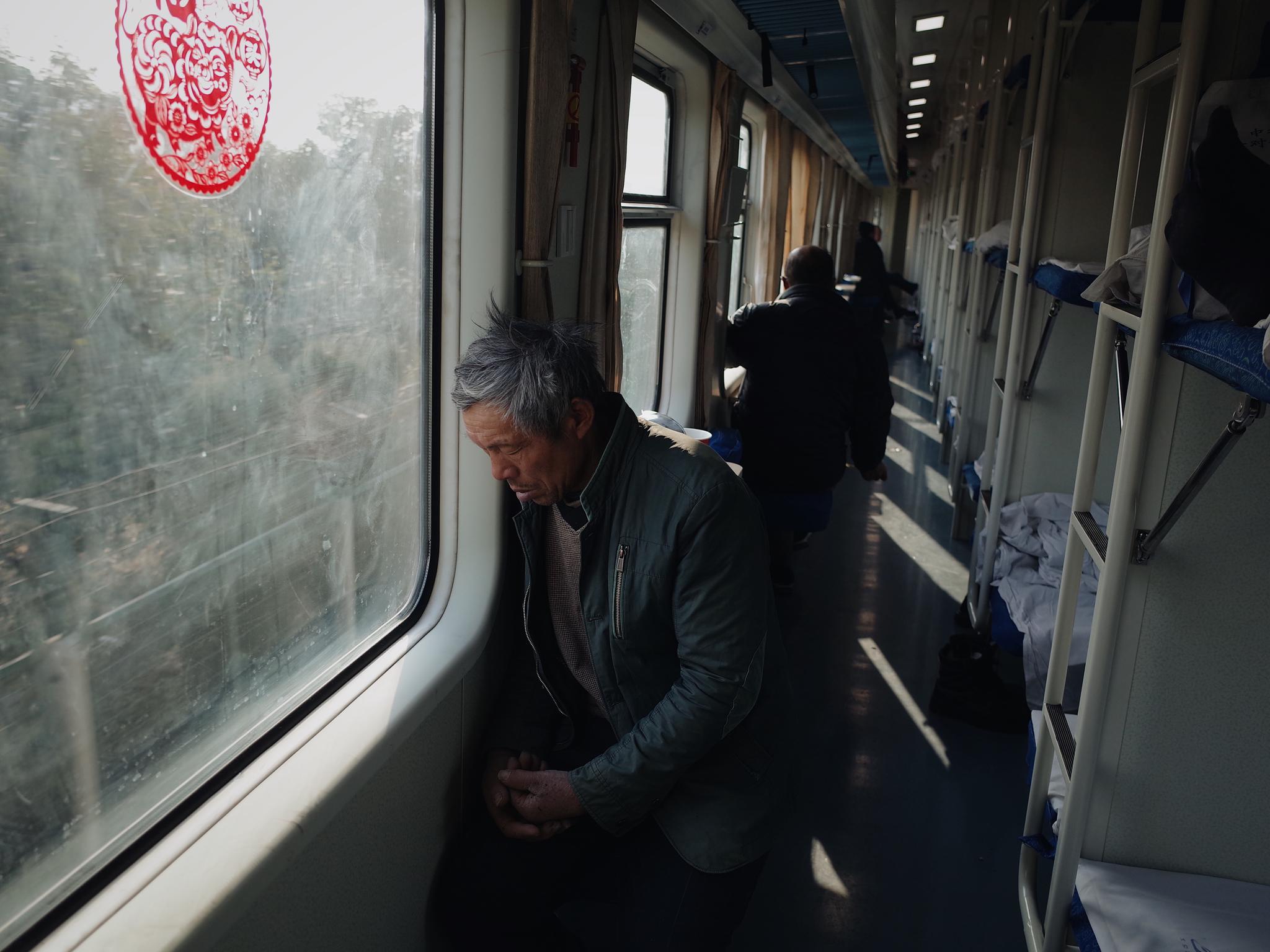 我和亲妺在火车上做了我和亲妺在火车上的温馨时光