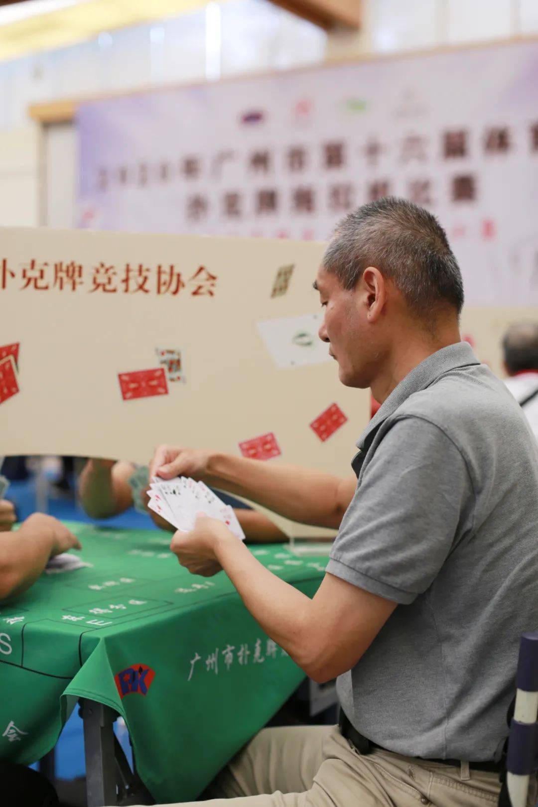 打扑克牌的剧烈运动免费软件视频打扑克牌的剧烈运动免费软件视频推荐