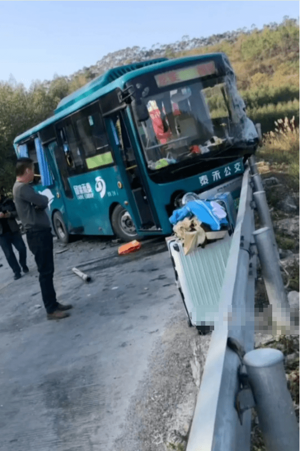 公交车上的惊险遭遇