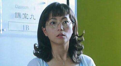 未亡人夫遗像前的电影如何观看未亡人，情感的交织与人生的无常