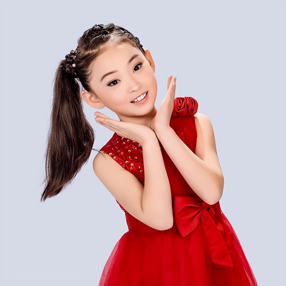 春晚小演员邓鸣贺春晚童星邓鸣贺，星光璀璨的璀璨之星-第3张图片