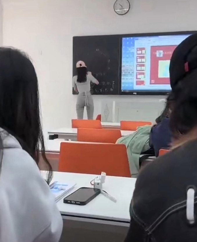 一边上课一边被老师揉一边上课一边被老师揉-第1张图片
