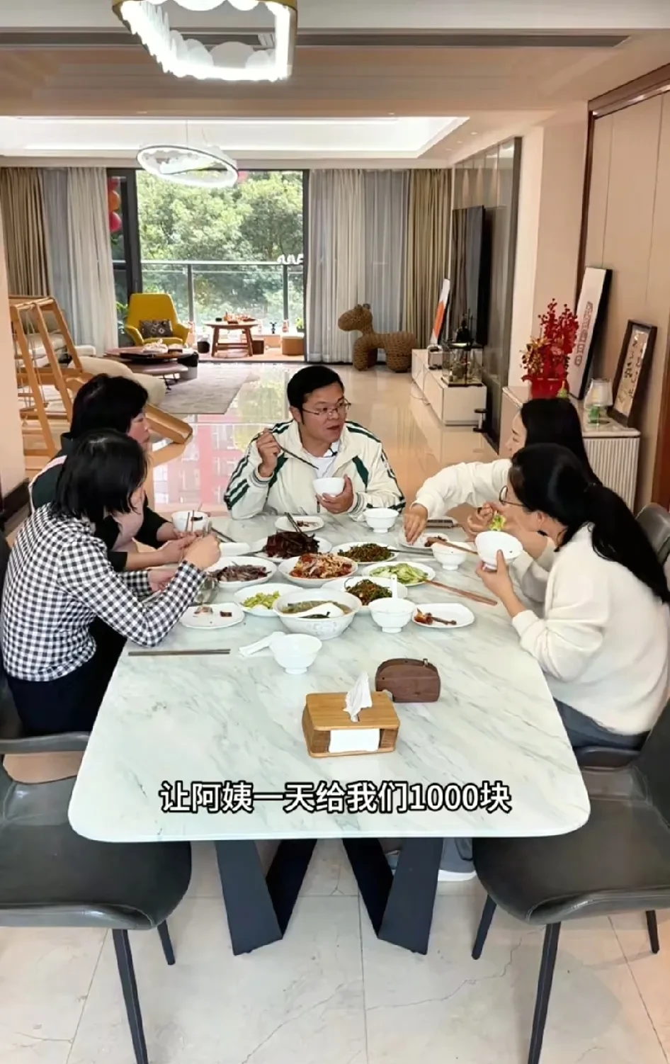 吃着饭在饭桌上做吃着饭在饭桌上做