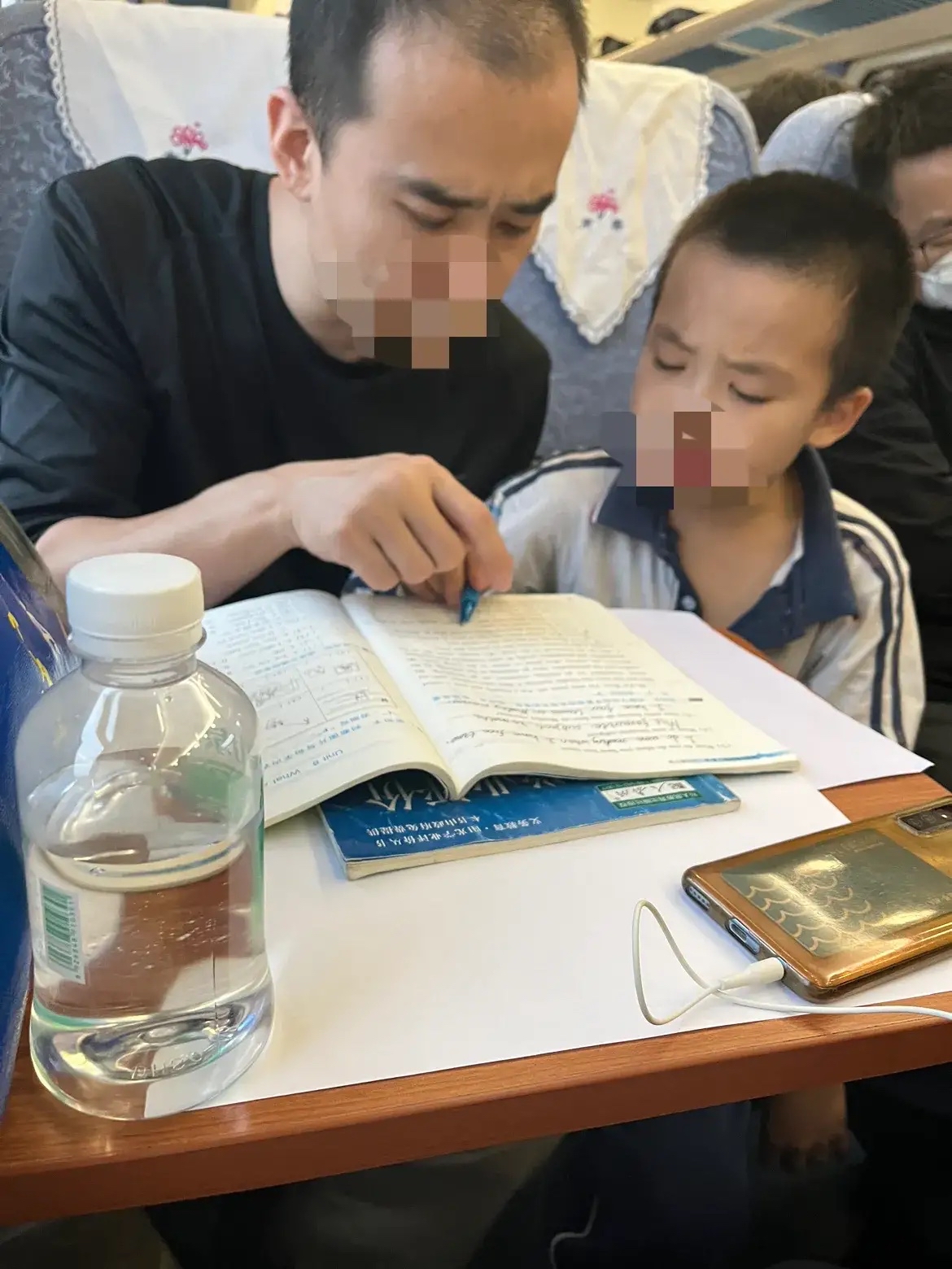 坐在爸爸的JI巴做作业-第3张图片