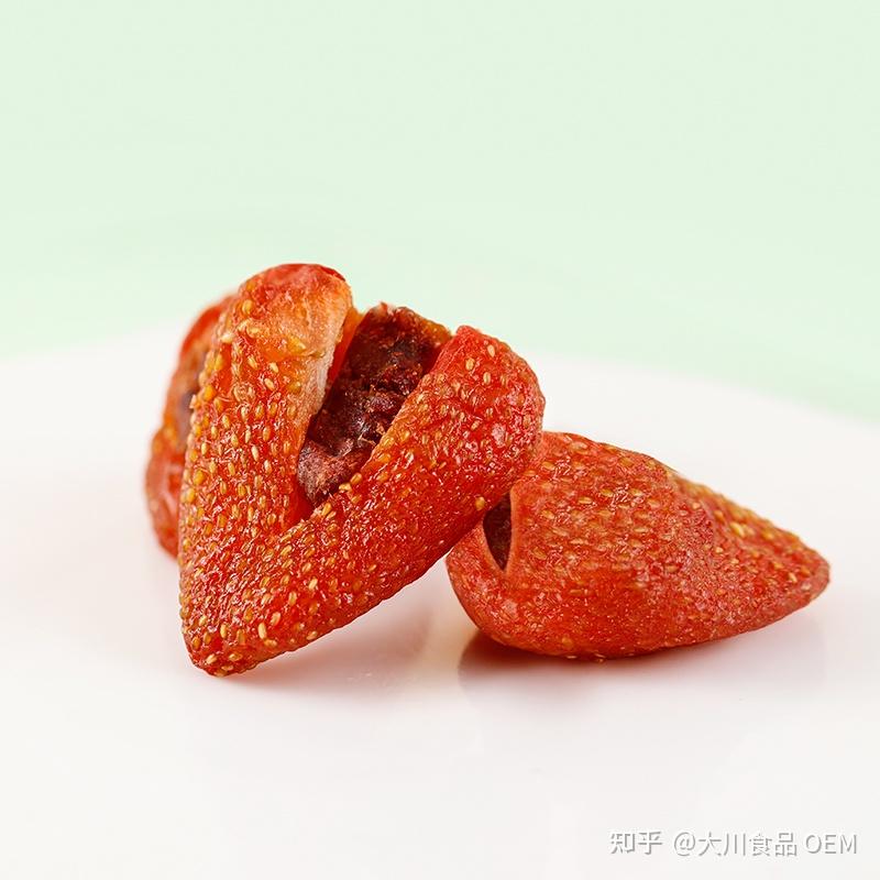 女人迈开腿让男生吃草莓的第一名被打屁屁的免费女人迈开腿让男生吃草莓的浪漫故事-第2张图片