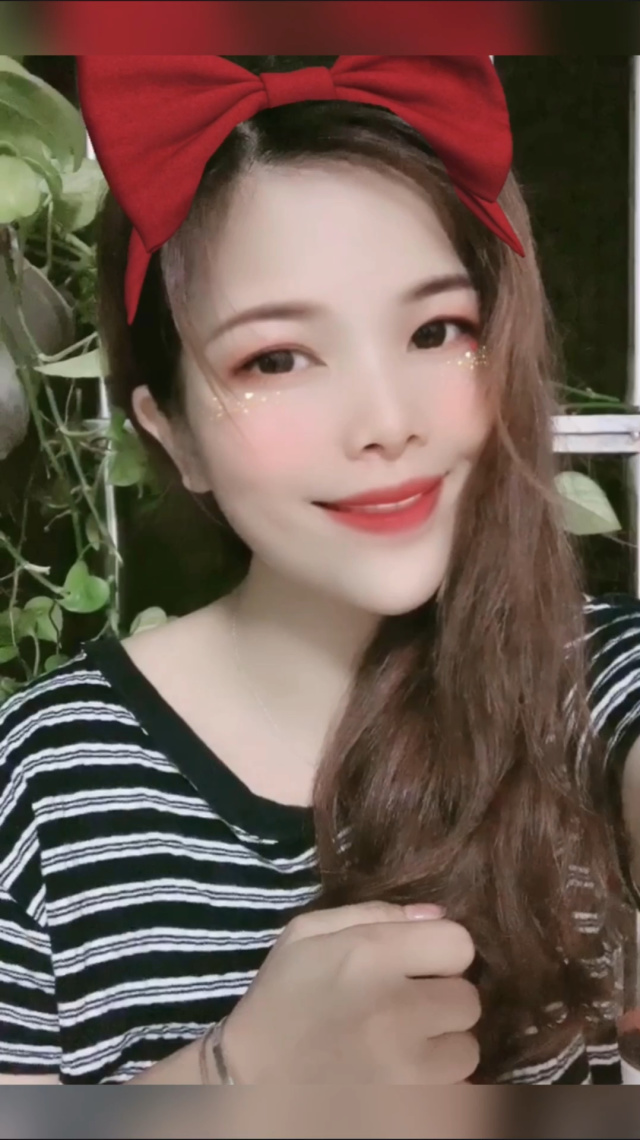 女生迈开腿开扑克视频APP女生迈开腿开扑克视频APP，探索虚拟世界的魅力-第1张图片