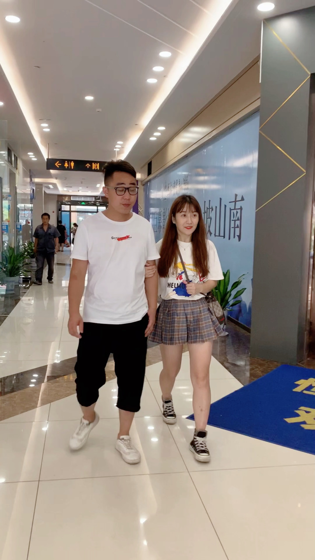 闺蜜和男朋友三个人吃饭尴尬闺蜜与男朋友三人吃饭尴尬