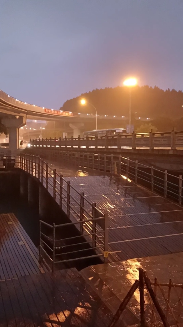 外回り中に突然の大雨
