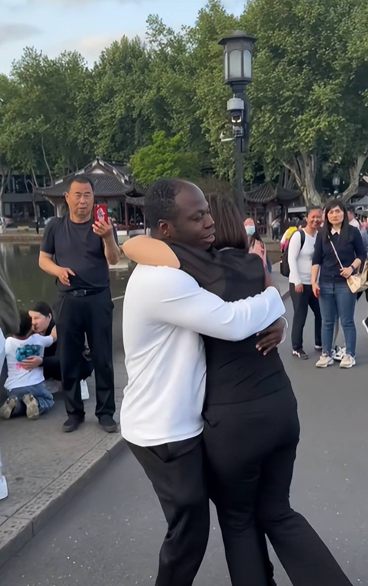 被黑人的大JJ体验是否舒适