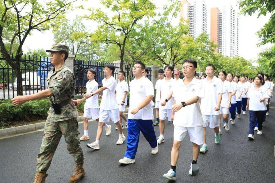 军训时被教官叫到无人之地