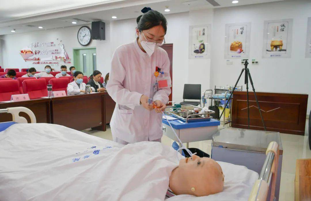 护士脱帽了吗护士脱裤衩露出尿口给男子摸的故事-第3张图片