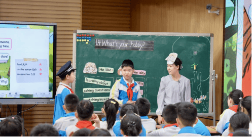 教室中的师生互动，学生与老师在TUBE课堂中的交流