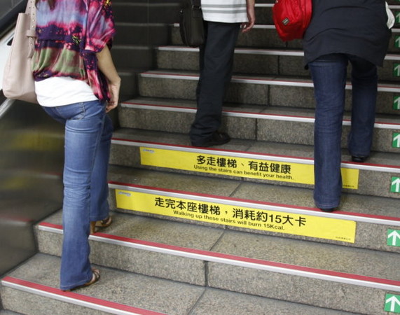 总裁边走楼梯，嗯啊吃奶