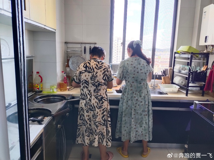 学生的妈妈和我在厨房