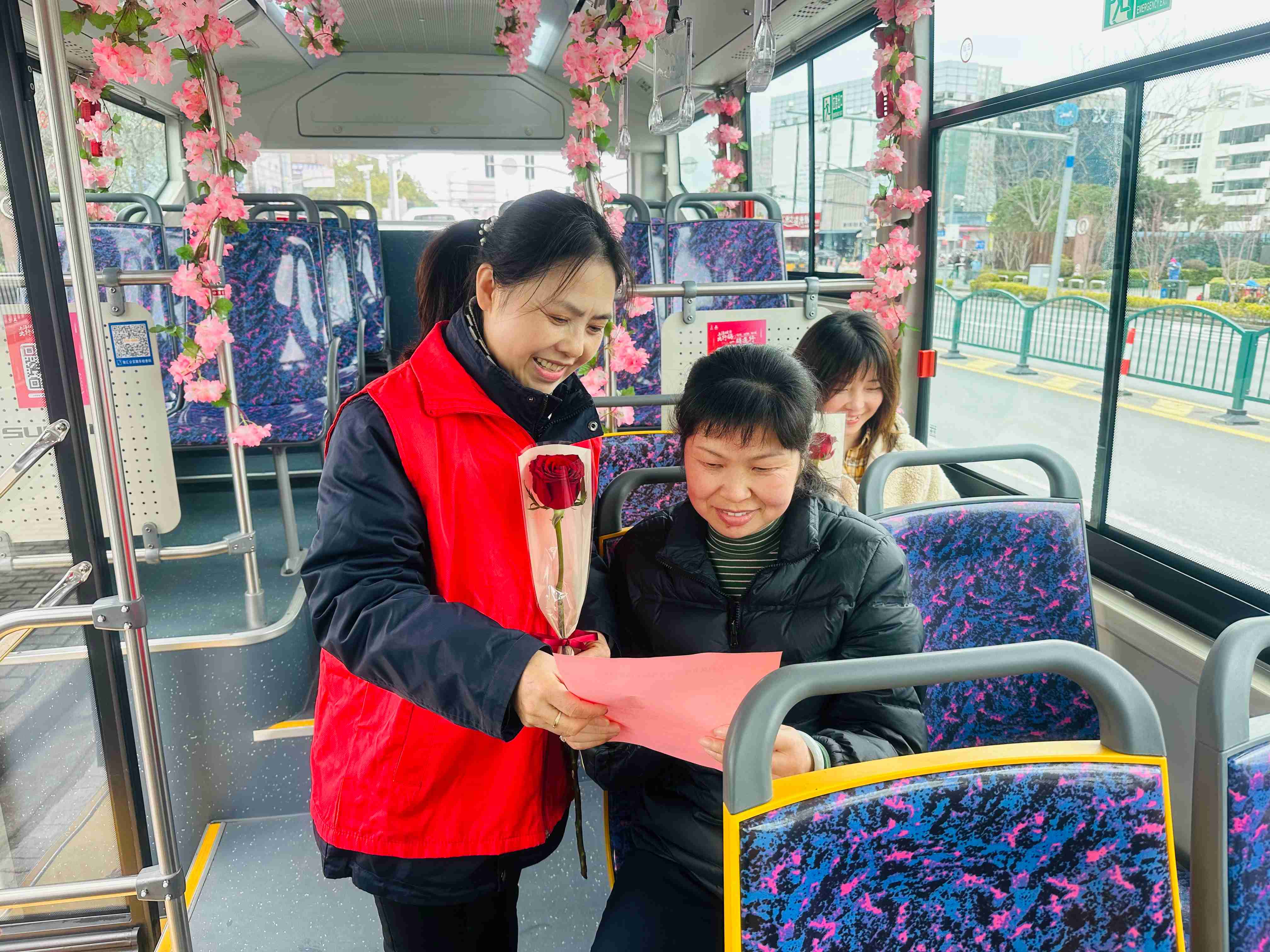公交车我系列公交车上的温暖与成长-第2张图片
