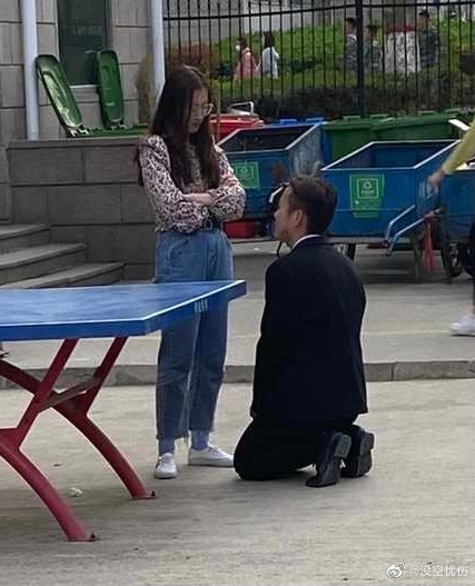 高贵女王妈妈脚下的贱狗小说女王虐男奴，权力与尊严的较量
