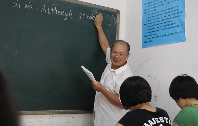 被老师按在办公桌吸奶头小说笔趣阁被老师按在办公桌吸奶头-第2张图片