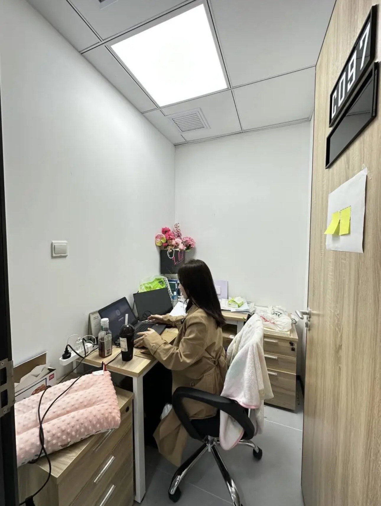 自己坐下来办公室