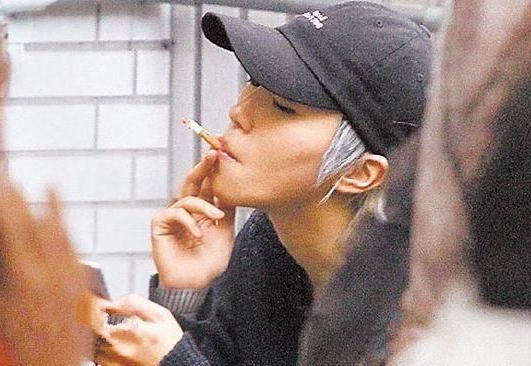 马伊琍抽烟事件引发社会关注