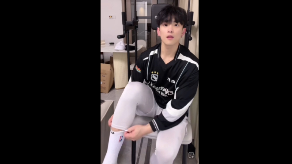 闻白袜子的男生闻帅哥白袜子