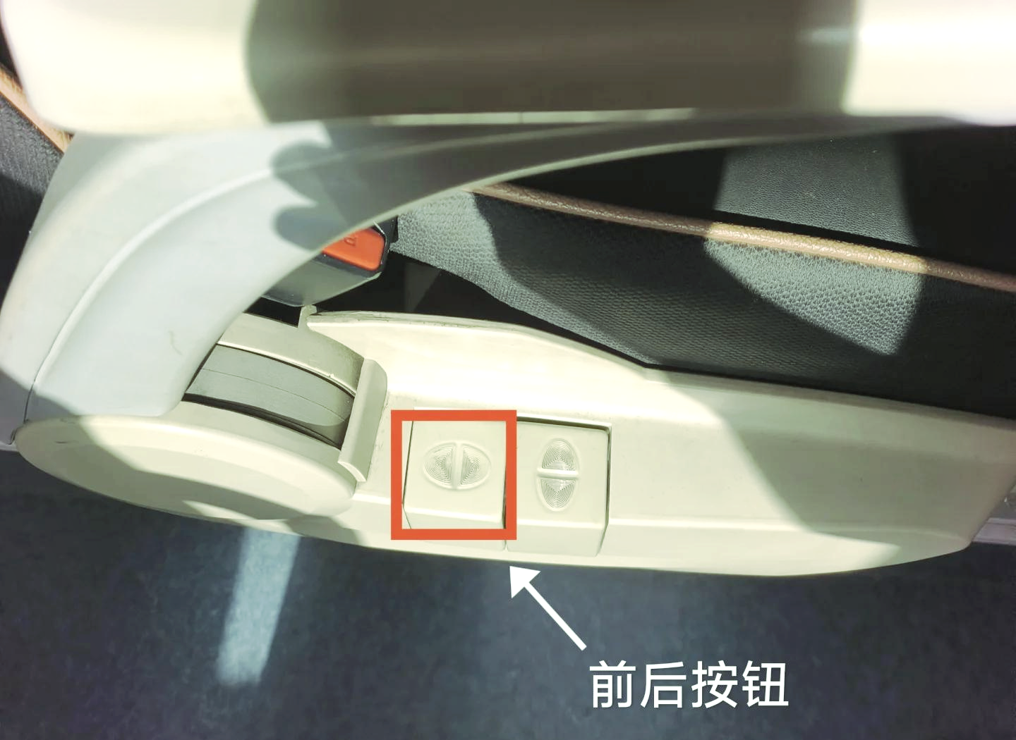 大巴后排的温馨时刻-第2张图片