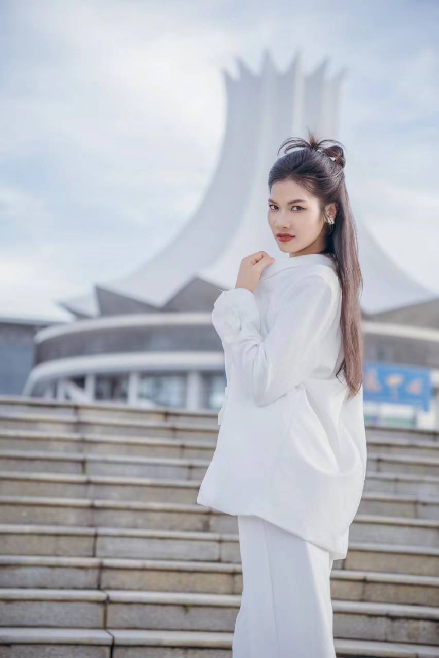 mc莉娜MC莉娜，时尚界的璀璨之星